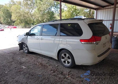 2014 Toyota Sienna Le V6 8 Passenger z USA, uszkodzony, nr VIN 5TDKK3DC6ES508311